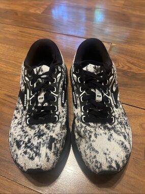 Black and white brooks womens 7